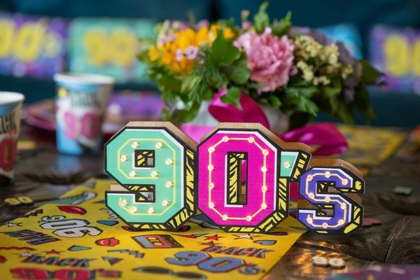 Letrero Fiesta Años 90 Con Luz (20cm) 1 Letrero Fiesta Años 90 Con Luz (20cm)